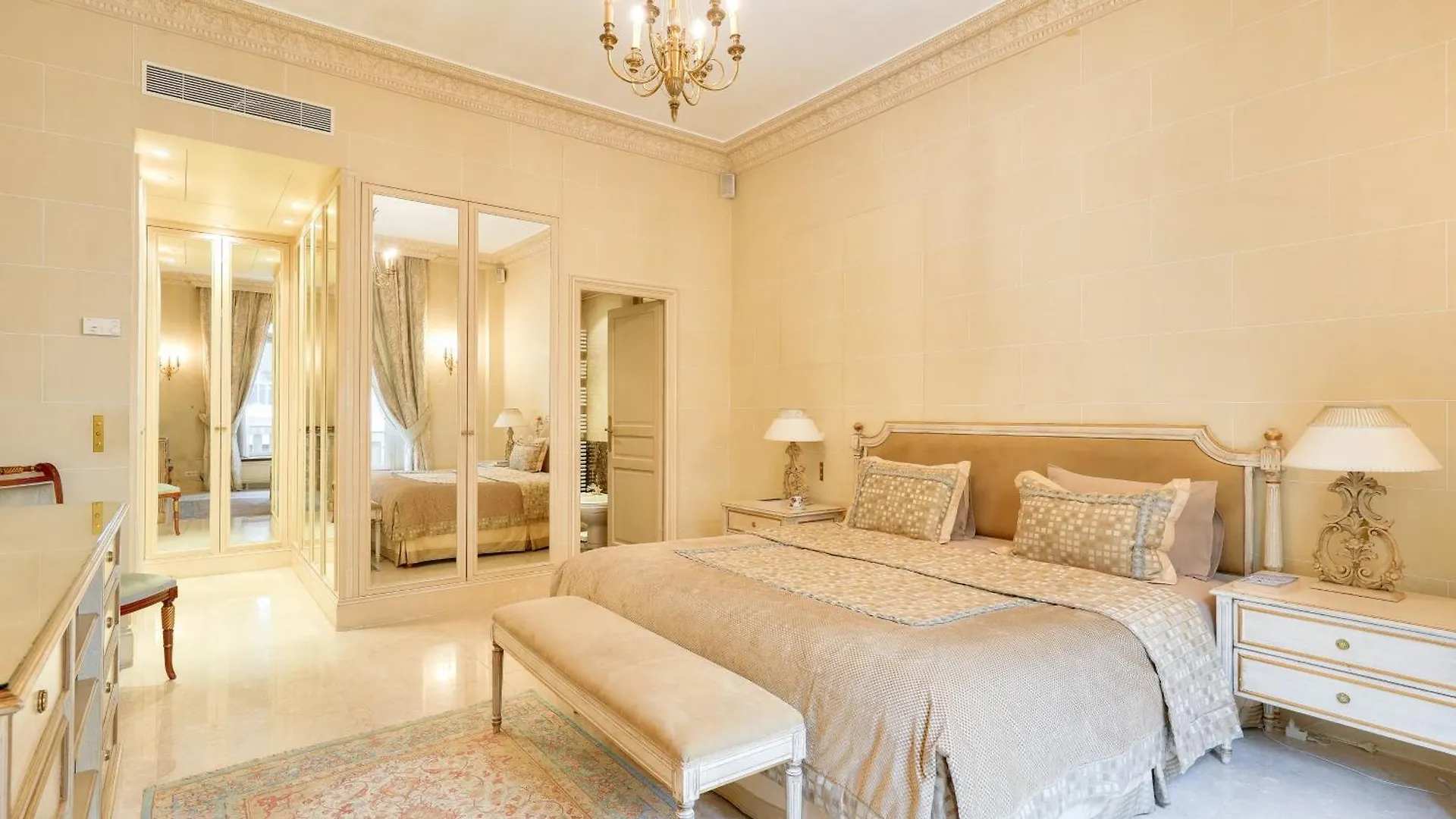 Royal Montaigne Apartman