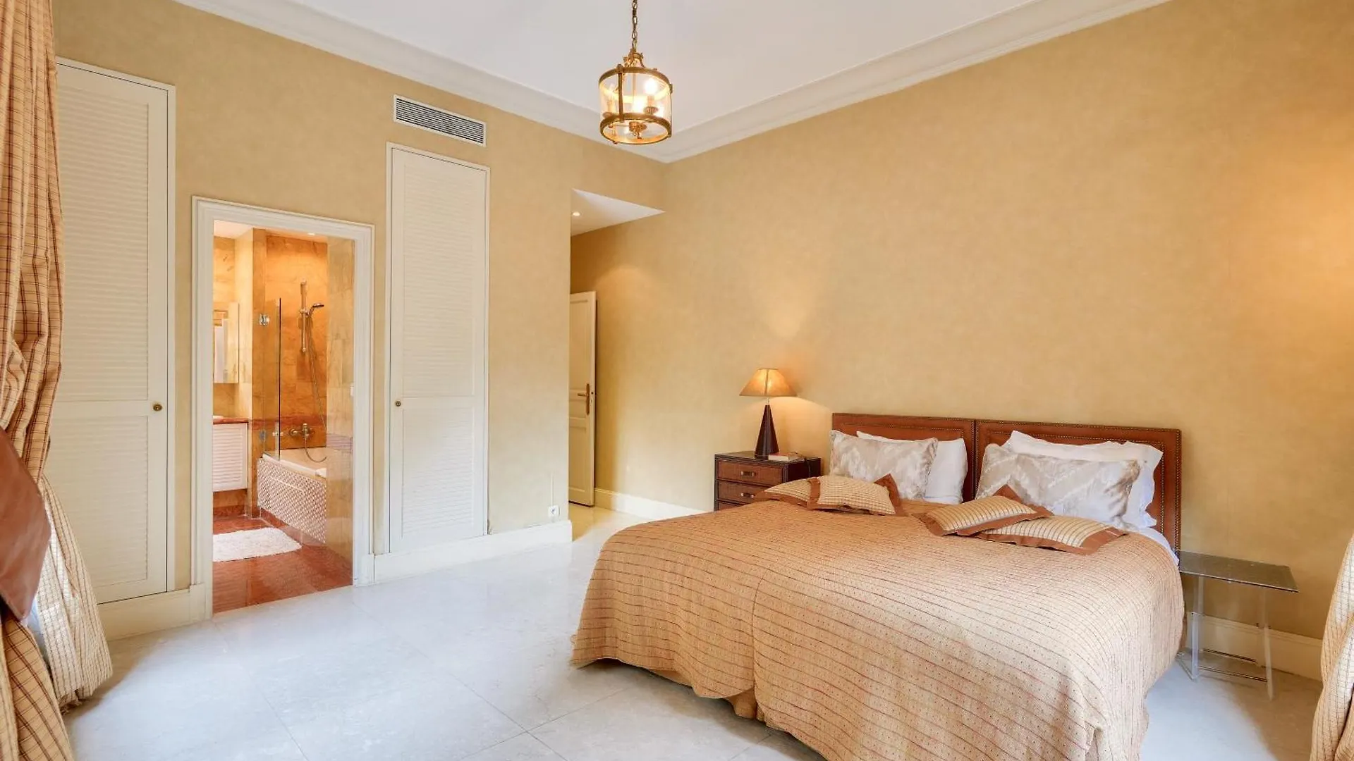 Apartment Royal Montaigne Paris