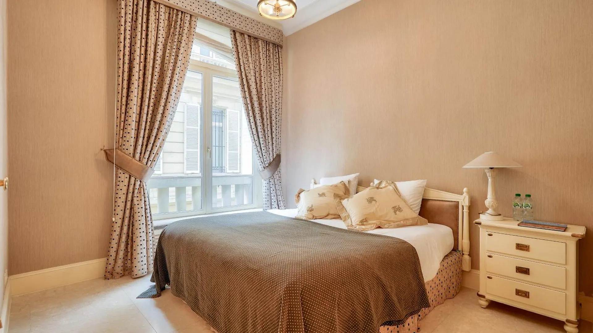 Apartment Royal Montaigne Paris