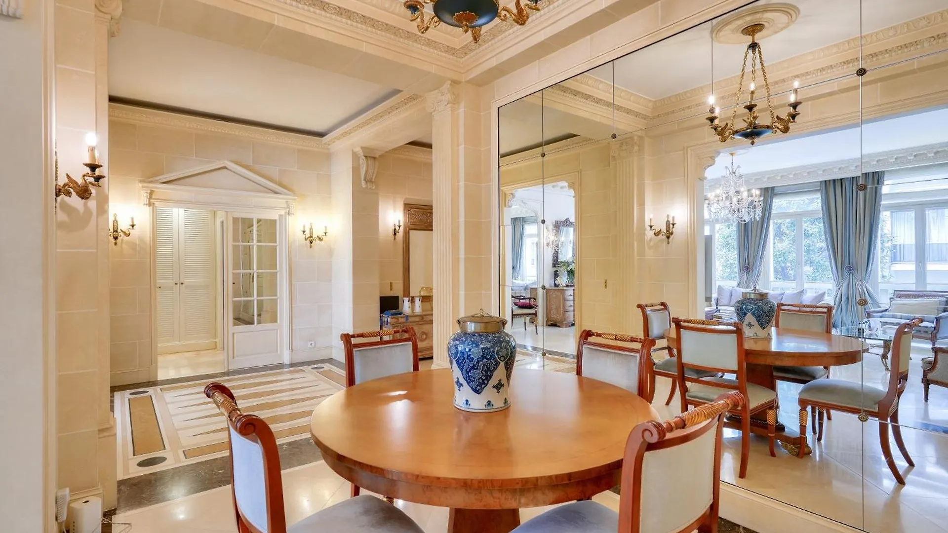 Royal Montaigne Apartment *
